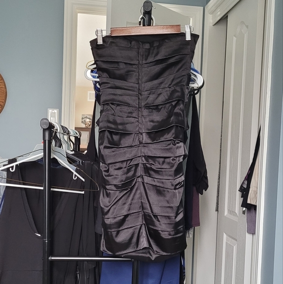 Le Chateau Formal Dress - Picture 2 of 3